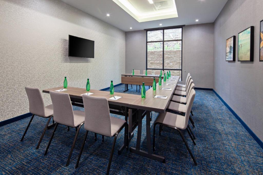 Konferenční prostory v ubytování SpringHill Suites by Marriott Escondido Downtown