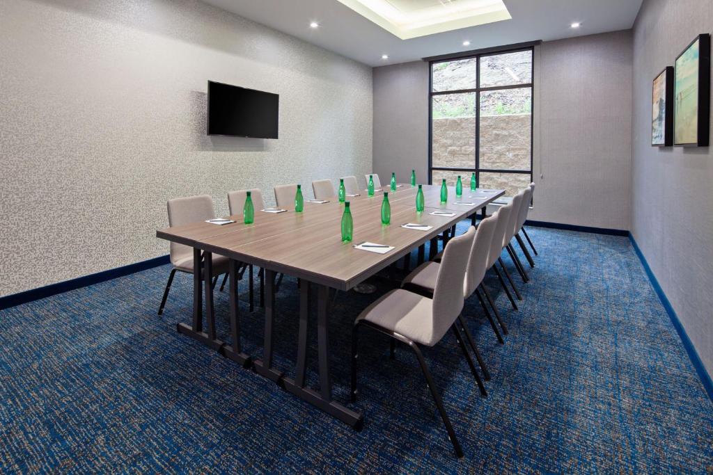 Konferenční prostory v ubytování SpringHill Suites by Marriott Escondido Downtown