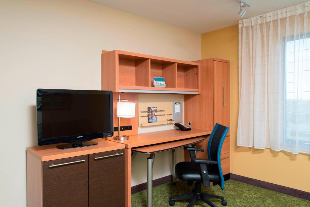 Zimmer mit einem Schreibtisch, einem TV und einem Stuhl in der Unterkunft TownePlace Suites by Marriott Lexington South/Hamburg Place in Lexington