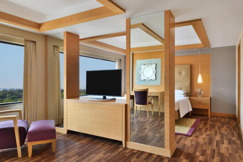 TV a/nebo společenská místnost v ubytování Courtyard by Marriott Chennai