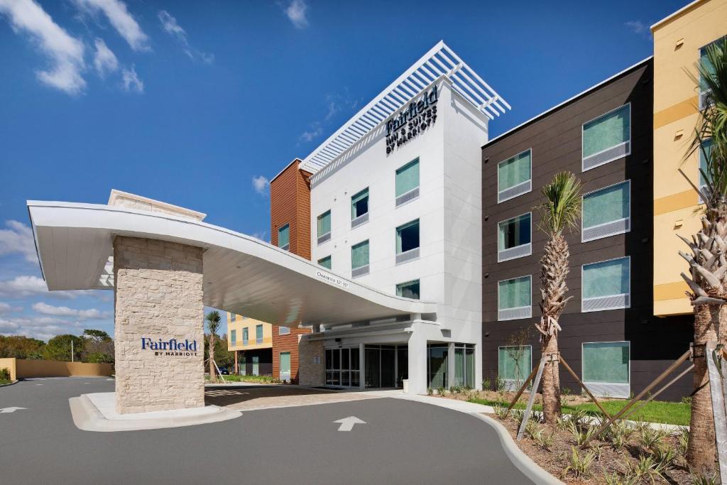 衛斯理堂的住宿－Fairfield Inn & Suites by Marriott Tampa Wesley Chapel，酒店前方的 ⁇ 染