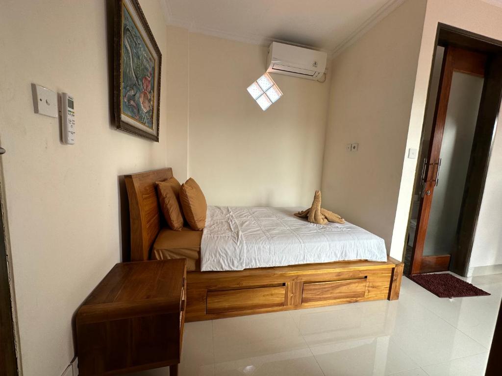 Postel nebo postele na pokoji v ubytování Adipana Bungalow-Balinese Room