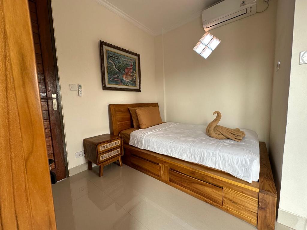 Postel nebo postele na pokoji v ubytování Adipana Bungalow-Balinese Room