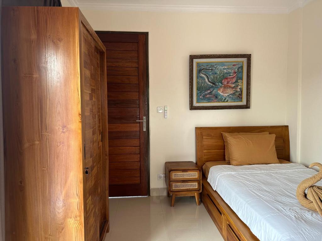 Postel nebo postele na pokoji v ubytování Adipana Bungalow-Balinese Room
