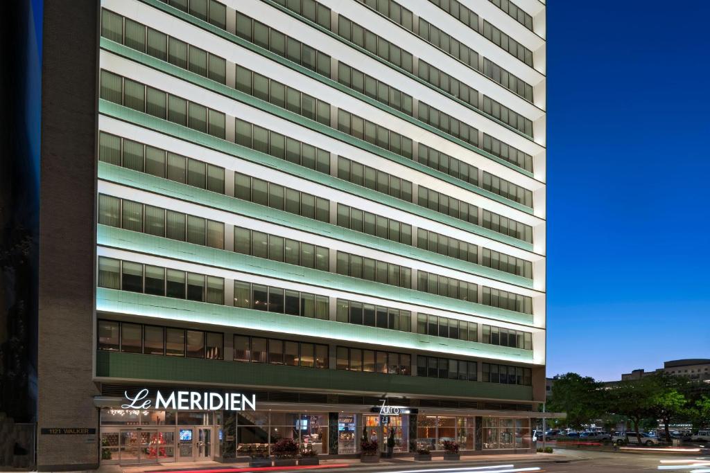 wysoki budynek z znakiem na boku w obiekcie Le Meridien Houston Downtown w mieście Houston