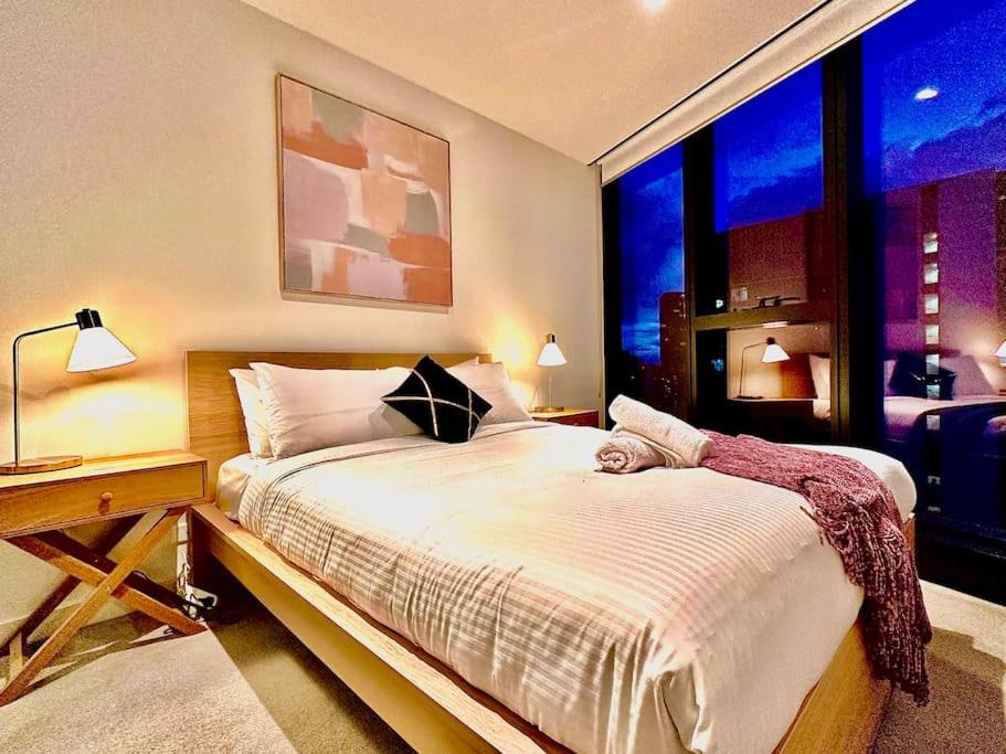 Postel nebo postele na pokoji v ubytování Highrise view 1king1Queen 2baths