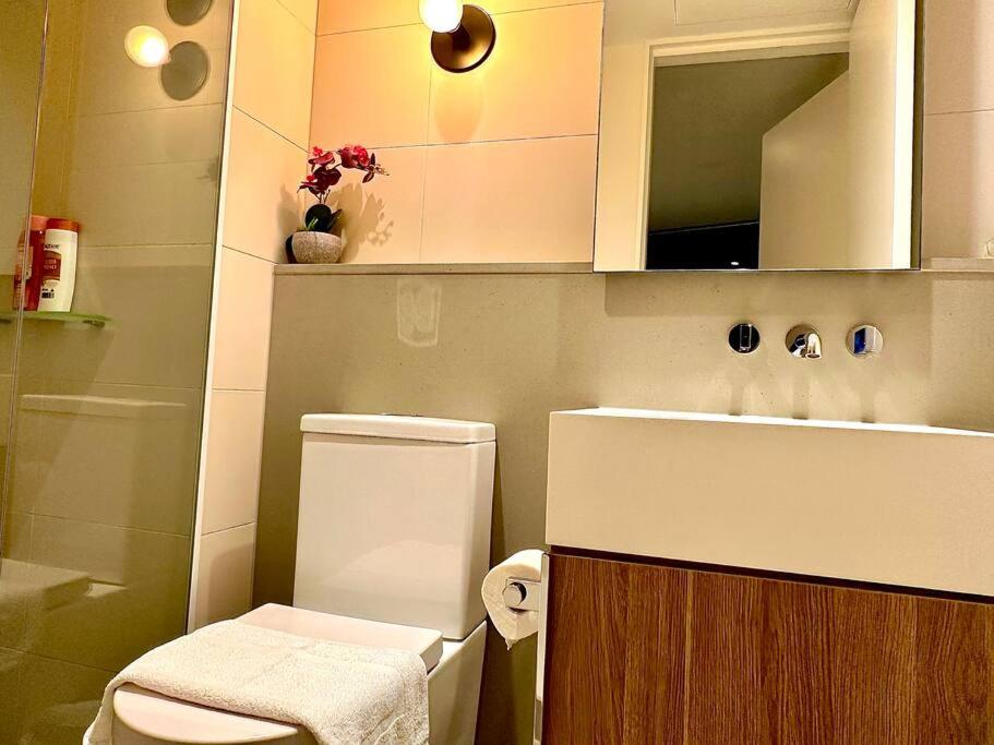 Koupelna v ubytování Highrise view 1king1Queen 2baths