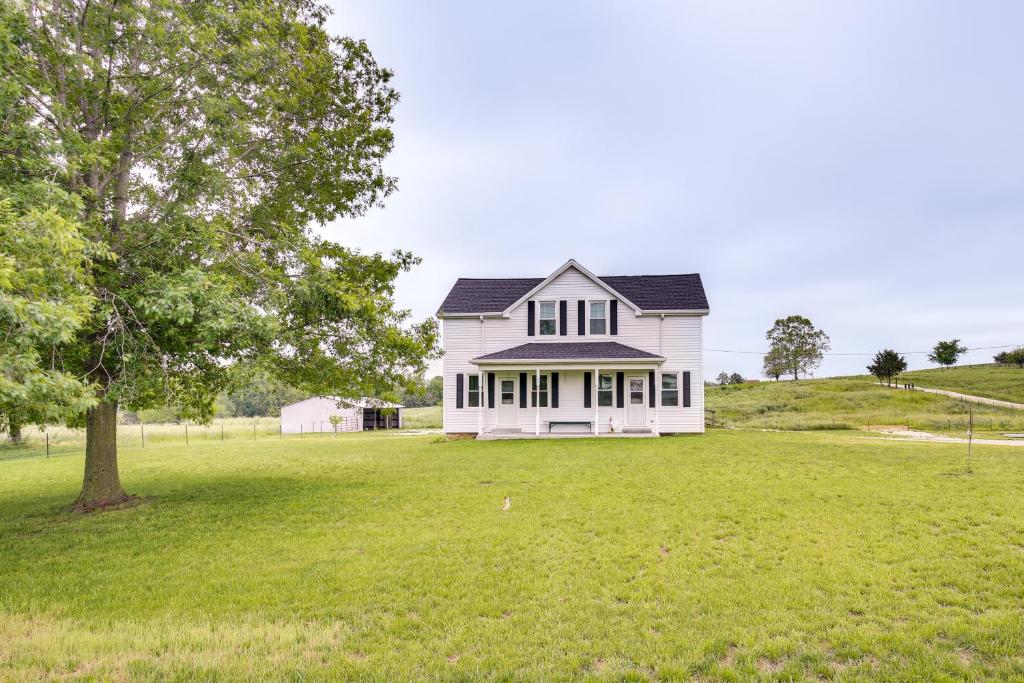 una casa blanca con un árbol en un campo en Peaceful Country Home in Serene Setting with Yard, en Washington