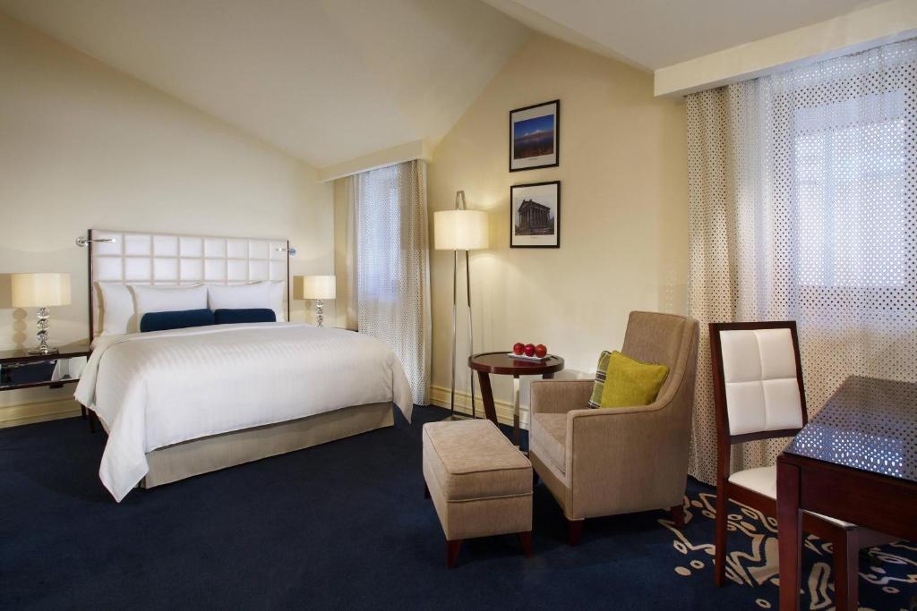 Postel nebo postele na pokoji v ubytování Tsaghkadzor Marriott Hotel