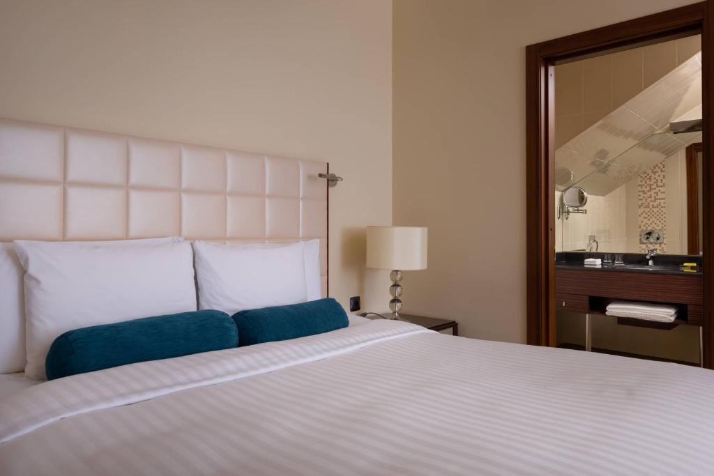 Postel nebo postele na pokoji v ubytování Tsaghkadzor Marriott Hotel