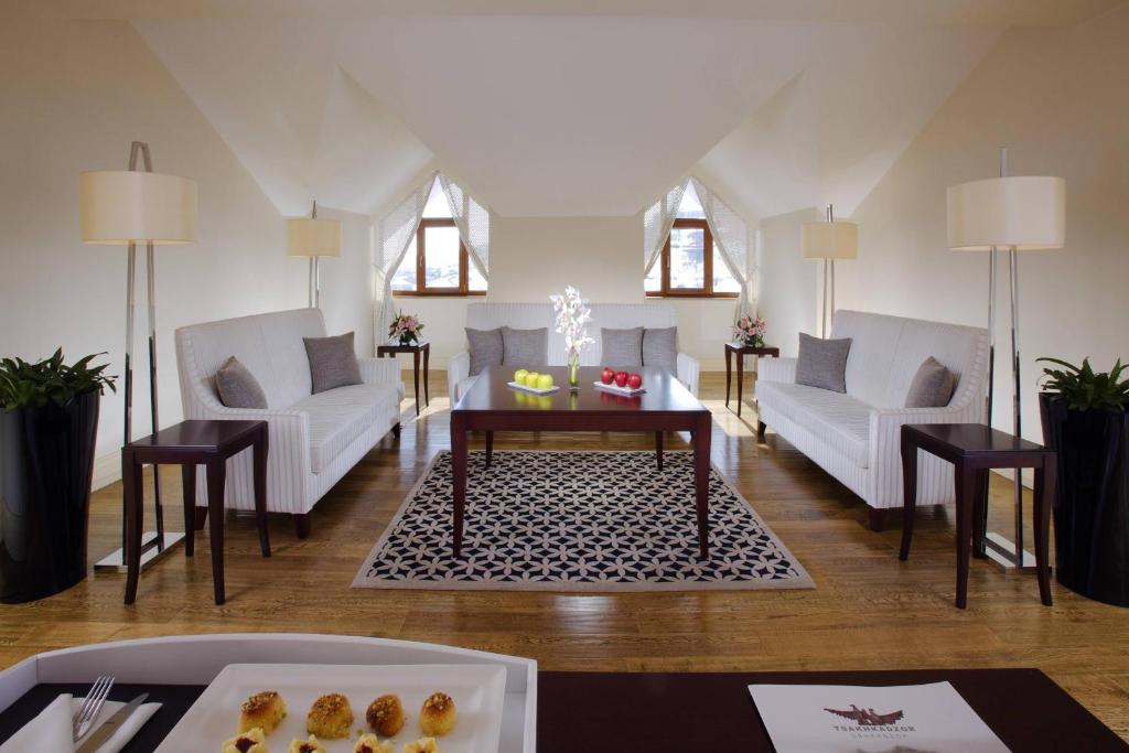 Posezení v ubytování Tsaghkadzor Marriott Hotel