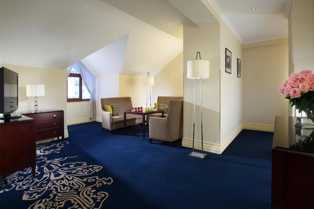 Posezení v ubytování Tsaghkadzor Marriott Hotel