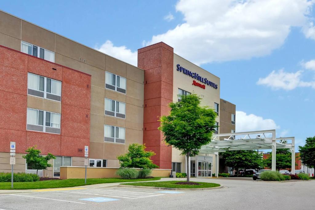 un bâtiment hospitalier avec un arbre devant lui dans l'établissement SpringHill Suites By Marriott Columbia Fort Meade Area, à Columbia