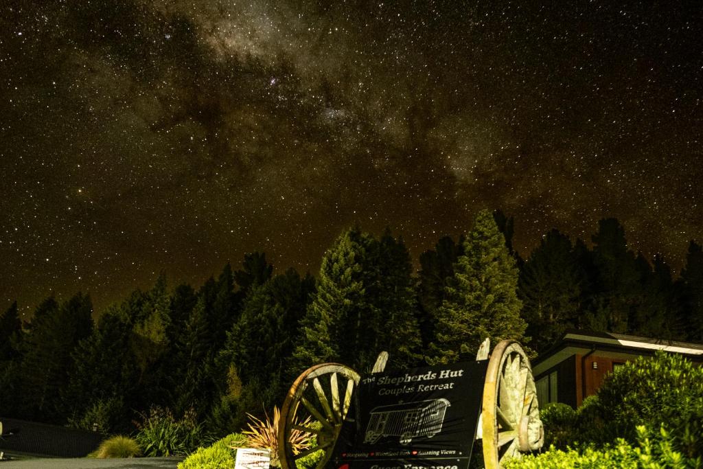 The Shepherds Hut - boutique retreat. - Resim 27