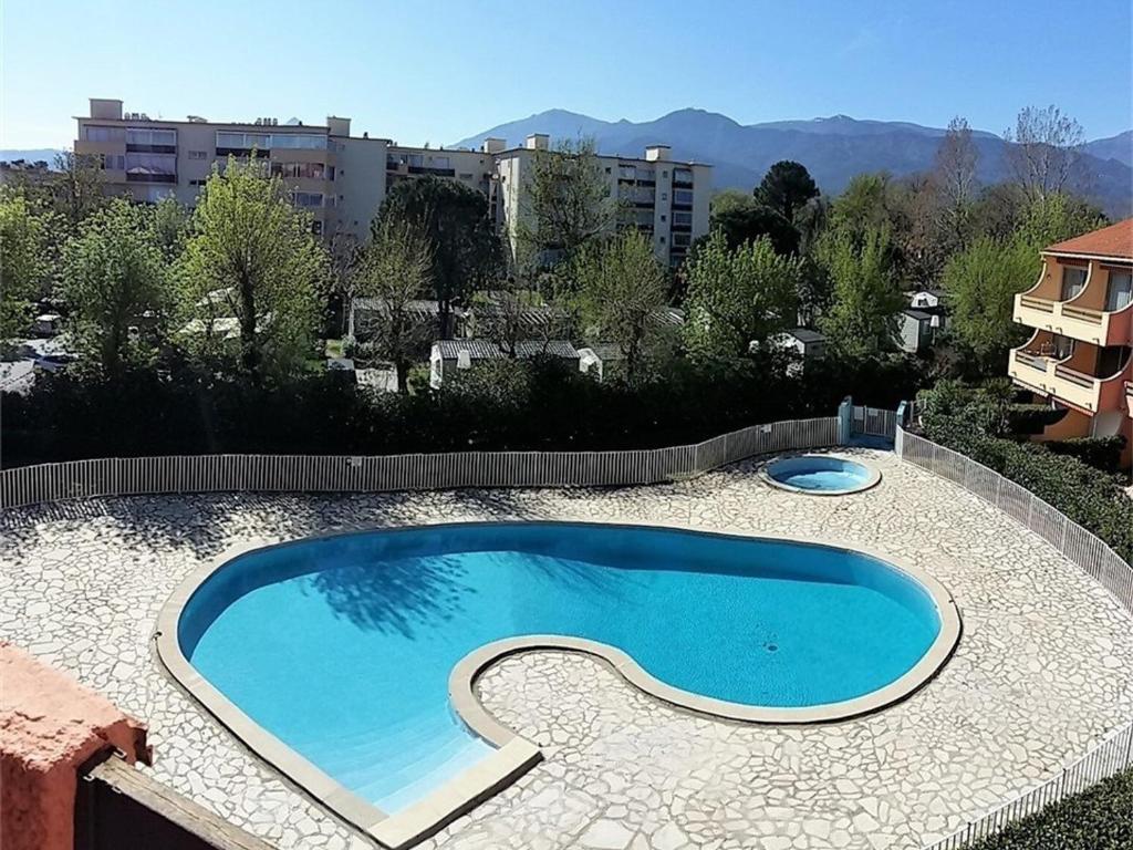 uma grande piscina sentada em cima de um quintal em Appartement Argelès-sur-Mer, 3 pièces, 4 personnes - FR-1-388-48 em Argelès-sur-Mer