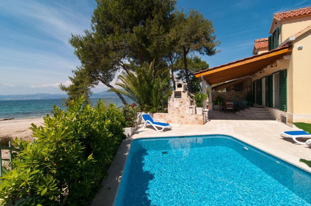 eine Villa mit einem Pool am Strand in der Unterkunft Villa Sea Mill in Mirce