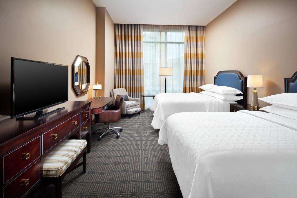 Postel nebo postele na pokoji v ubytování Sheraton McKinney