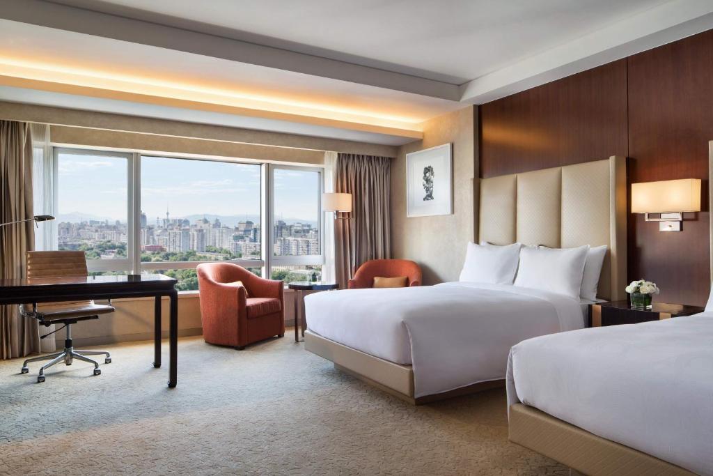 Postel nebo postele na pokoji v ubytování JW Marriott Hotel Beijing Central