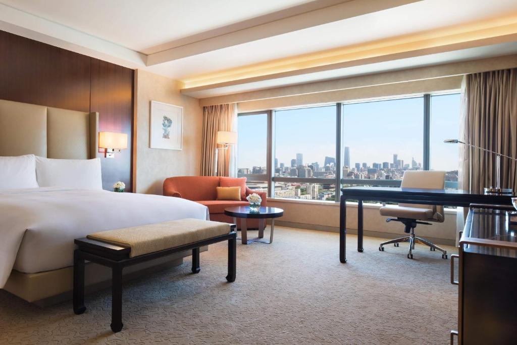 Postel nebo postele na pokoji v ubytování JW Marriott Hotel Beijing Central