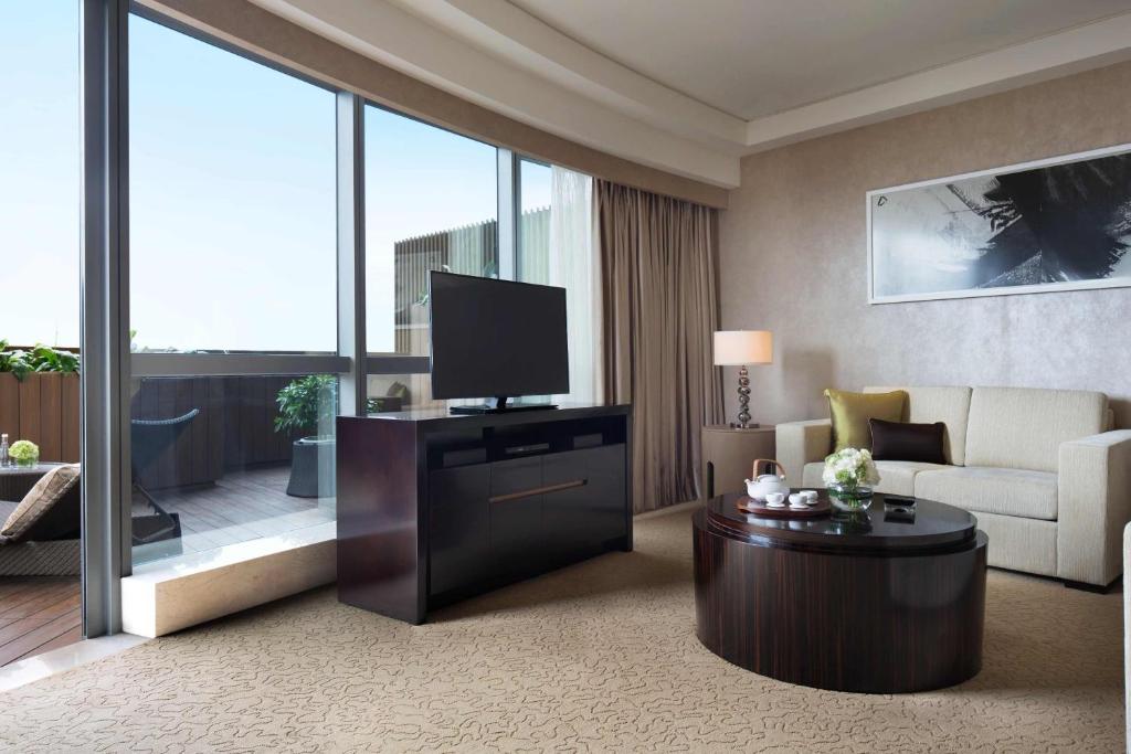 TV a/nebo společenská místnost v ubytování JW Marriott Hotel Beijing Central