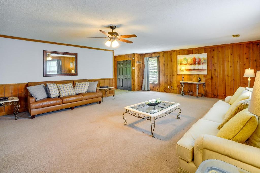 ein Wohnzimmer mit einem Sofa und einem Tisch in der Unterkunft Pet-Friendly Hollywood Cabin Apartment Near Lake! 