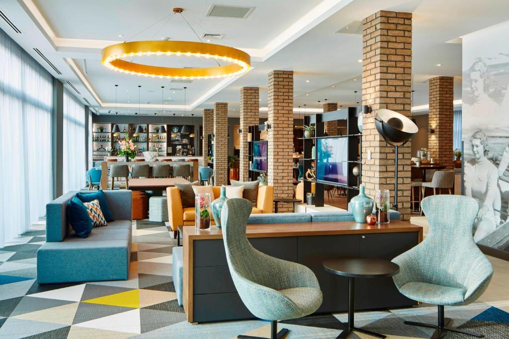 Lounge o bar area sa Courtyard by Marriott Oxford South