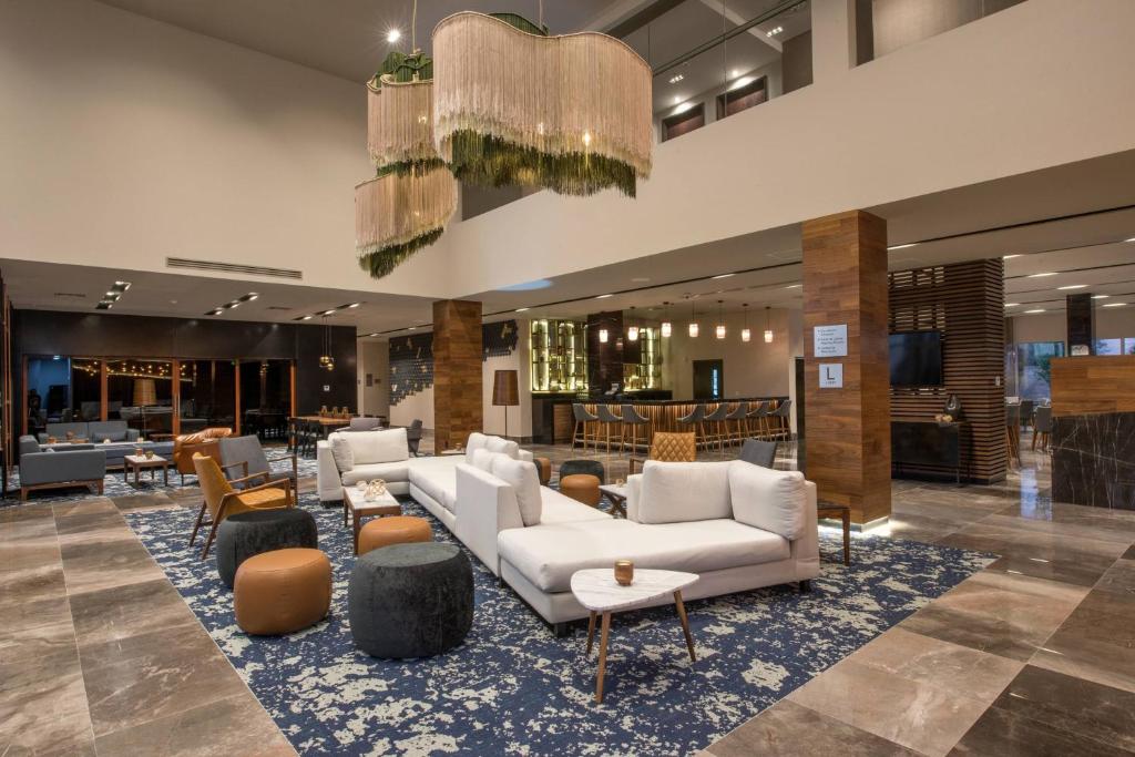 The lobby or reception area at Courtyard by Marriott San Luis Potosi, Los Lagos