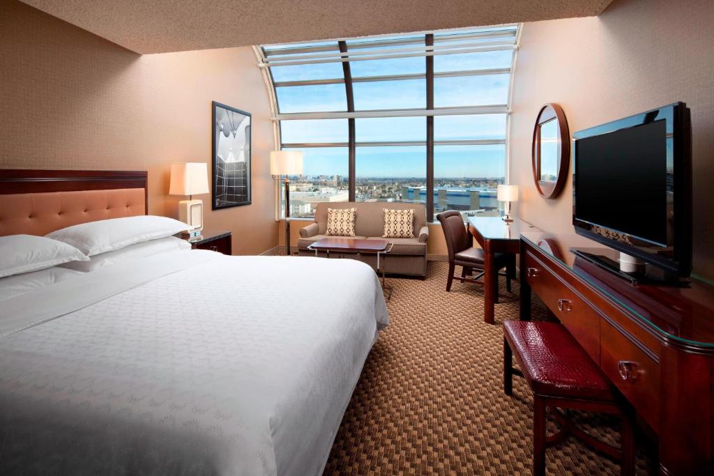格林伍德村的住宿－丹佛科技中心喜來登酒店，酒店客房设有一张床和一个大窗户