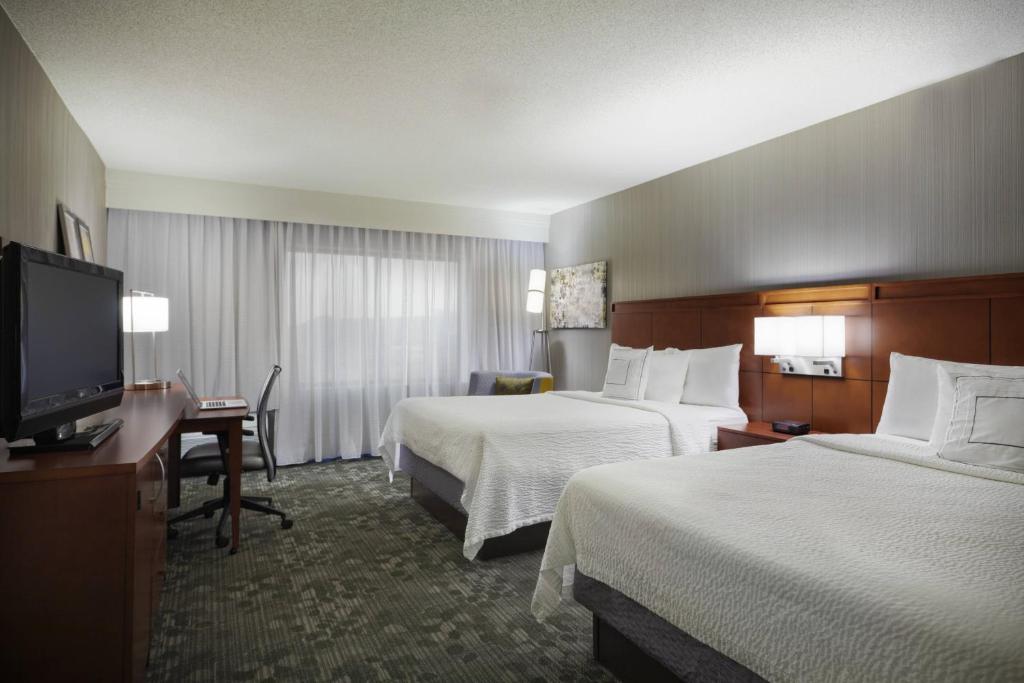 聖查爾斯的住宿－芝加哥聖查爾斯萬怡酒店，酒店客房设有两张床和一台平面电视。