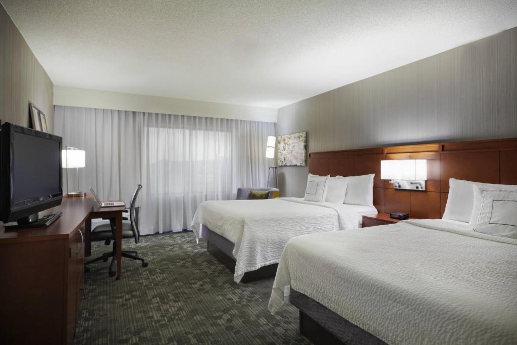 Tempat tidur dalam kamar di Courtyard Chicago St. Charles