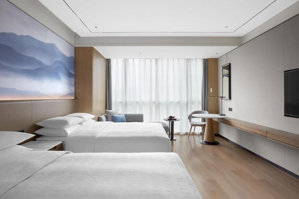 Postel nebo postele na pokoji v ubytování Sheraton Fuqing Hotel