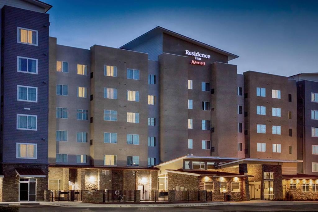 een weergave van het Radisson hotel 's nachts bij Residence Inn by Marriott Lake Charles in Lake Charles