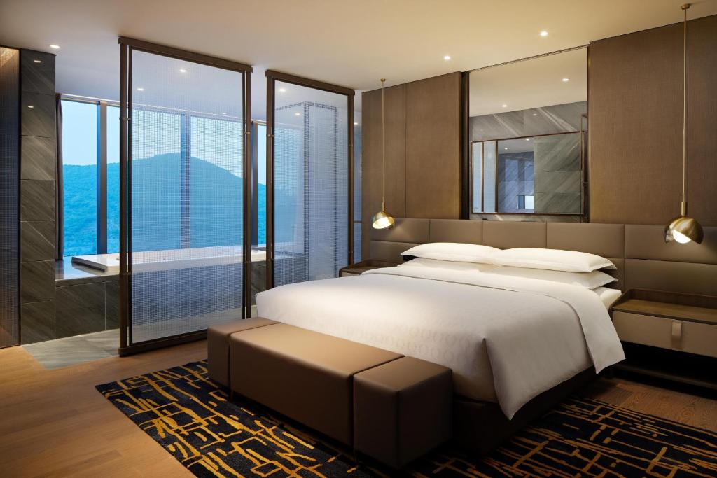 Postel nebo postele na pokoji v ubytování Sheraton Shenzhen Nanshan