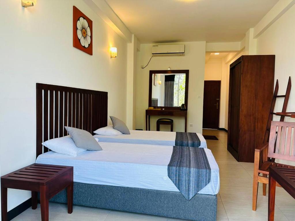 Postel nebo postele na pokoji v ubytování Kandy Hub Guest House