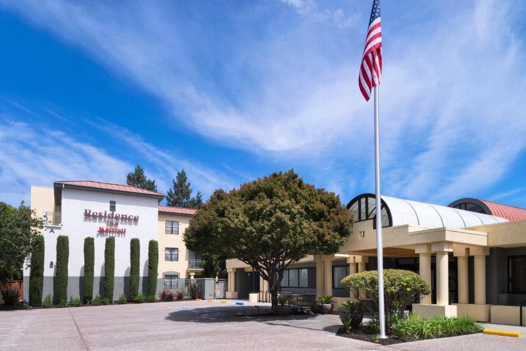 um hotel com uma bandeira americana em frente em Residence Inn by Marriott Palo Alto Menlo Park em Menlo Park