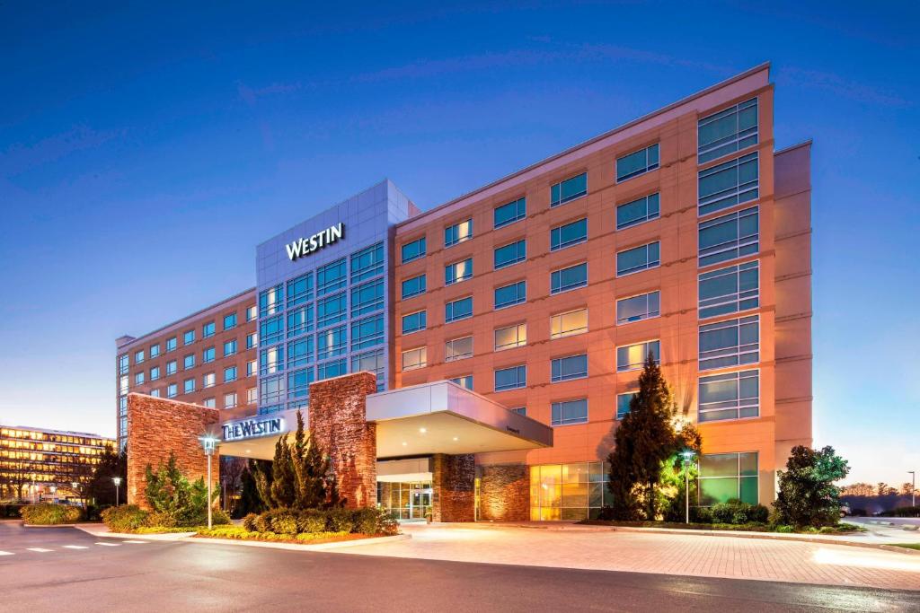 un edificio de hotel con un cartel en él en The Westin Richmond en Richmond