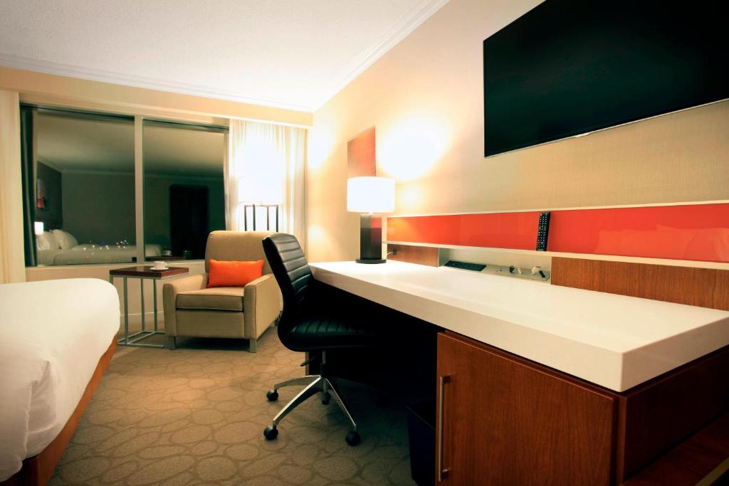 TV a/nebo společenská místnost v ubytování Delta Hotels by Marriott London Armouries