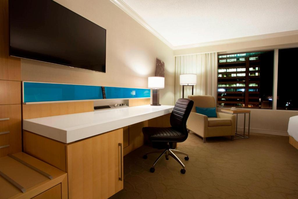 TV a/nebo společenská místnost v ubytování Delta Hotels by Marriott London Armouries