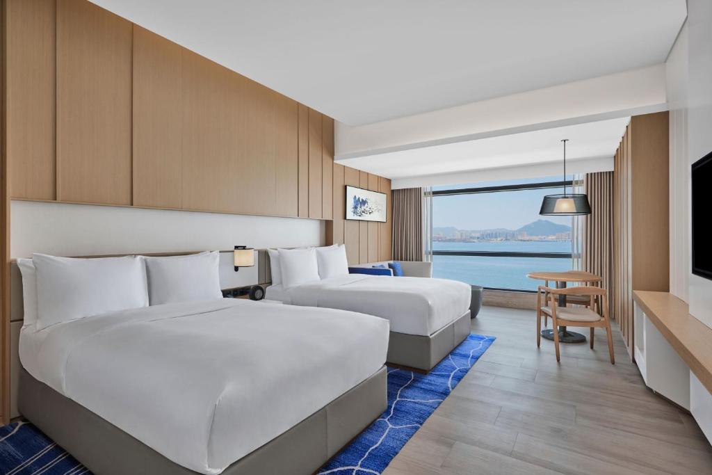Postel nebo postele na pokoji v ubytování Courtyard by Marriott Xiamen