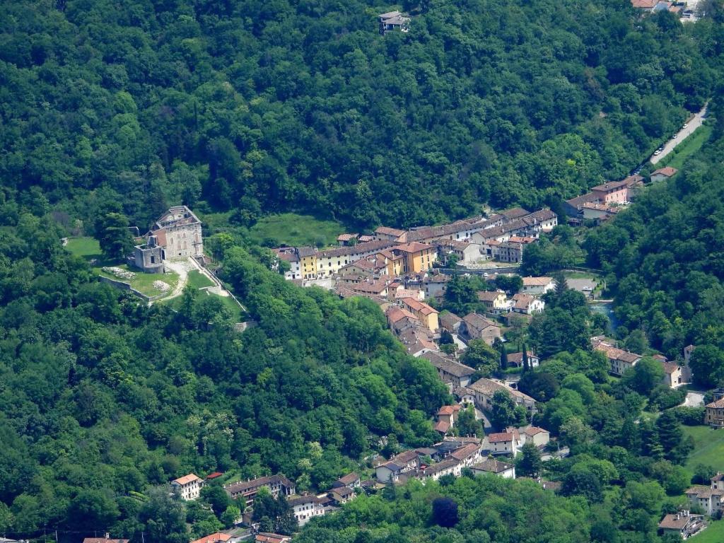 una piccola cittadina in mezzo a una montagna di La Casa sulla Collina a Polcenigo