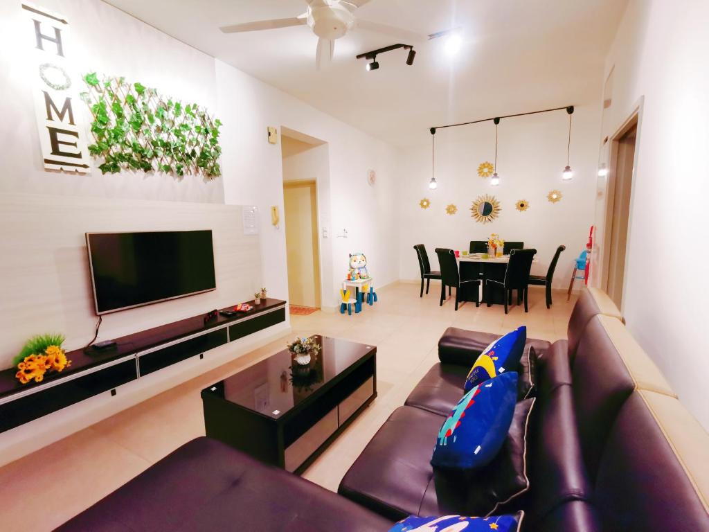 TV a/nebo společenská místnost v ubytování Legoland-3min Walk-HappyDream Suite at Afiniti -8pax-Cozy,Comfy&Convenience 2BR with Bathub