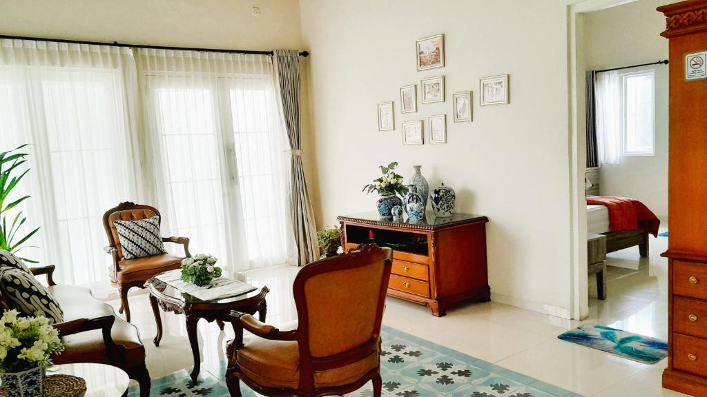 Posezení v ubytování Surokarsan 9 House Yogyakarta