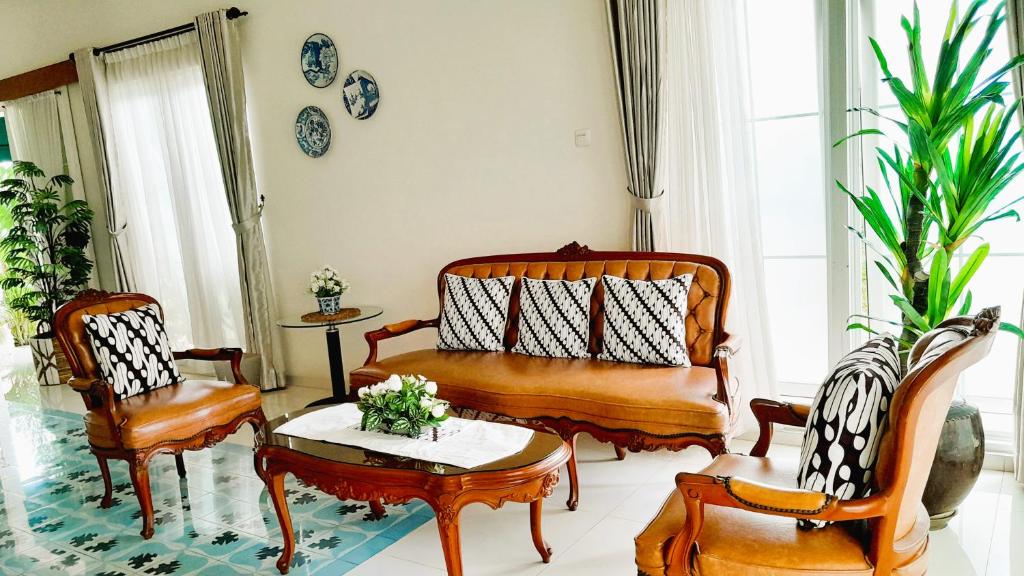 Posezení v ubytování Surokarsan 9 House Yogyakarta