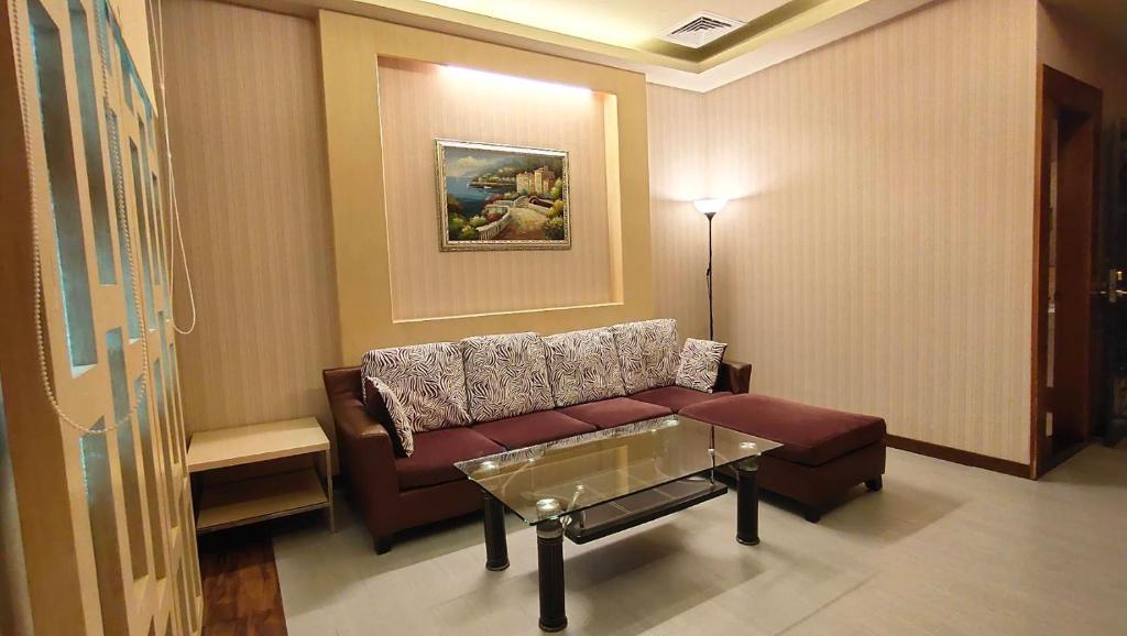 a living room with a couch and a table at Jin Yong Quan Spa Hotspring Resort in Wanli District