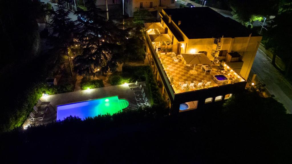 uma vista superior de uma casa com piscina à noite em Villa La Collina di Montegrappa em Tuglie