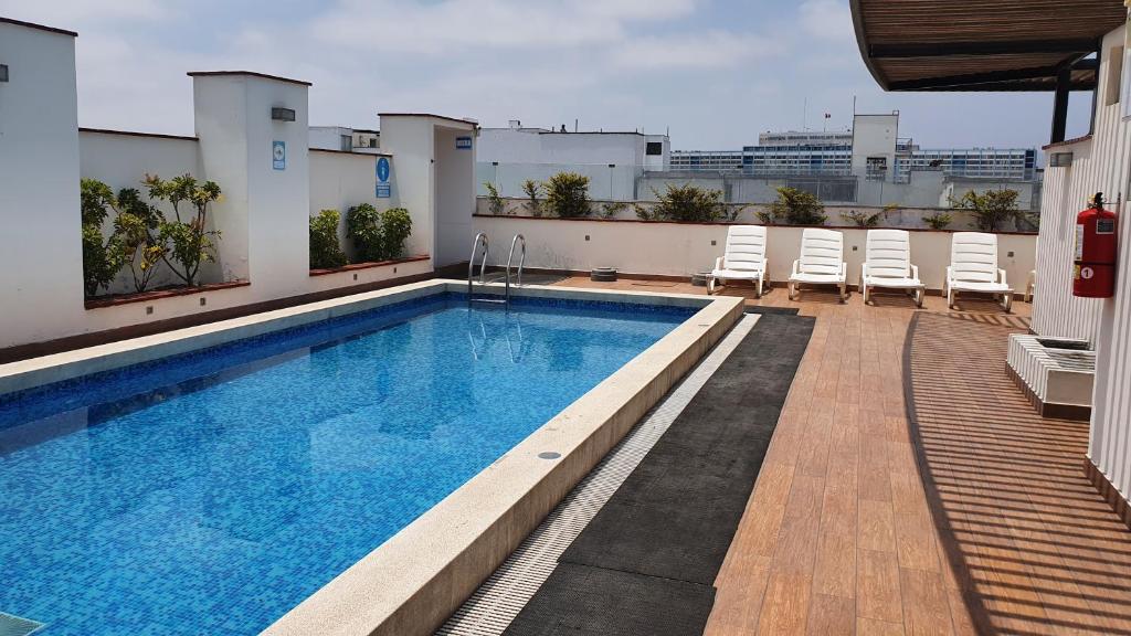 Bazén v ubytování Hermoso departamento amoblado con piscina, area parrillas nebo v jeho okolí