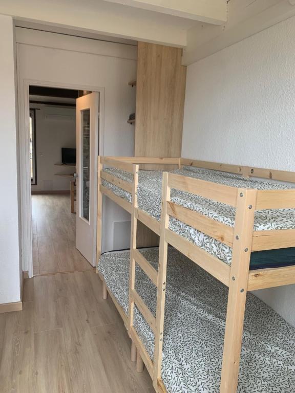 Pokój z 2 łóżkami piętrowymi i korytarzem w obiekcie Grand studio entre le golf et la plage à 800m w mieście Saint-Cyprien-Plage