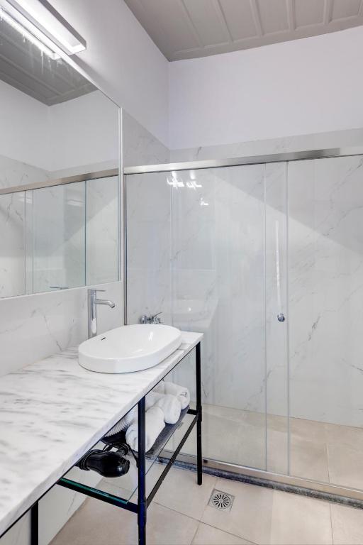 Un baño de The Ten Syros