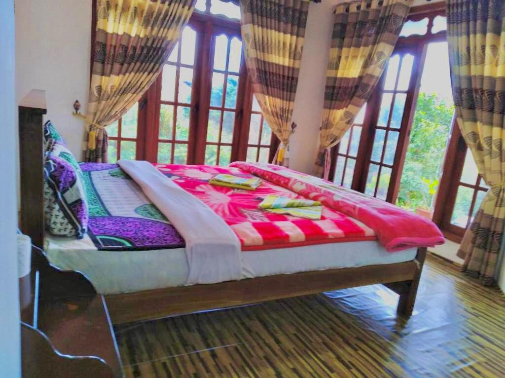 Postel nebo postele na pokoji v ubytování travellers nest inn