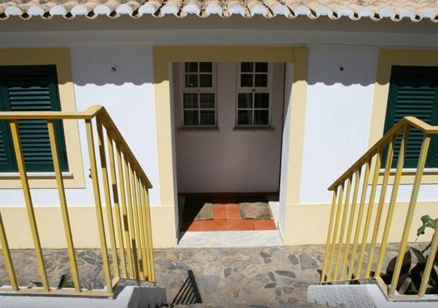 Ein Balkon oder eine Terrasse in der Unterkunft Casa da Praia do Amado